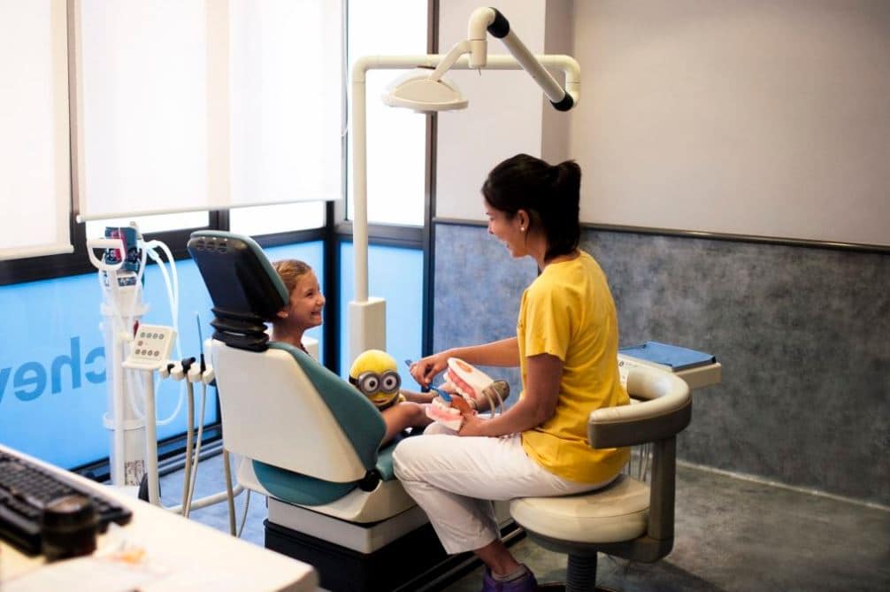 debo entrar con mi hijo a la consulta del dentista