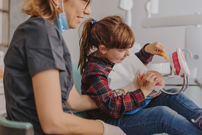 como enseñar a lavarse los dientes a tus hijos