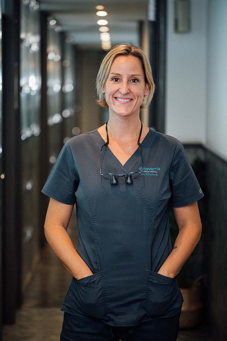 ana echeverria doctora especialista en implantes dentales y periodoncia en barcelona