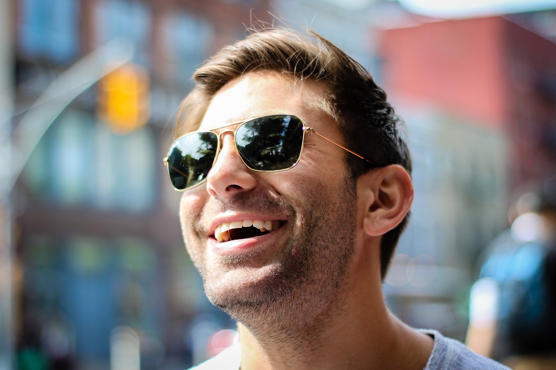 señor sonriendo con los dientes perfectos y no desgastados